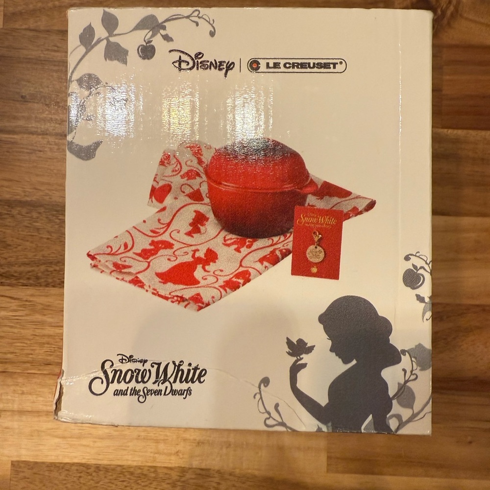 Le Creuset Disney Snow White 80th Anniversary:  Petite Apple Casserole